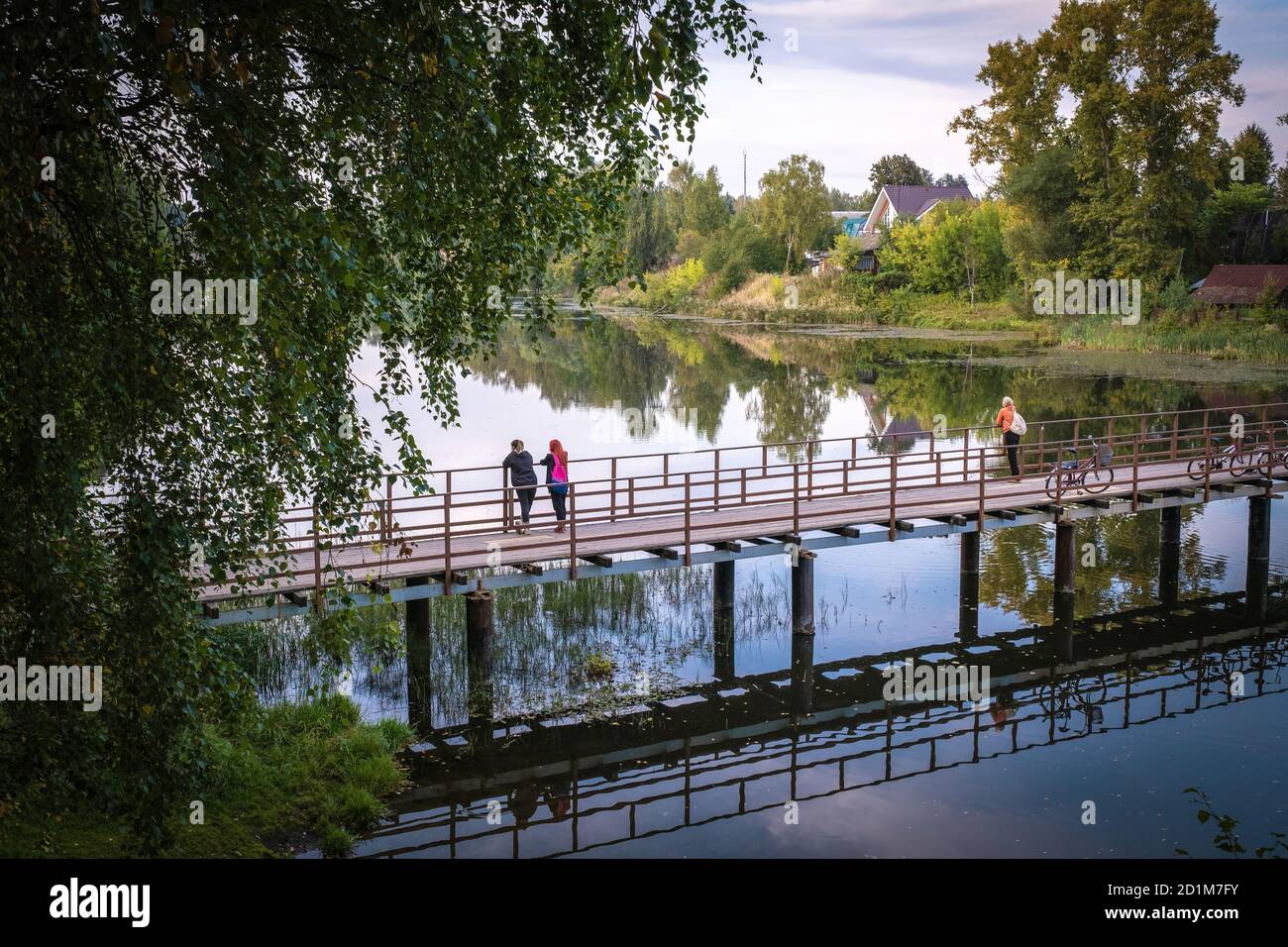 Città di Ivanovo, regione Ivanovo, Russia - 09/07/2020: Ponte pedonale lungo il fiume Talka nella città di Ivanovo, regione Ivanovo, Russia. Foto Stock