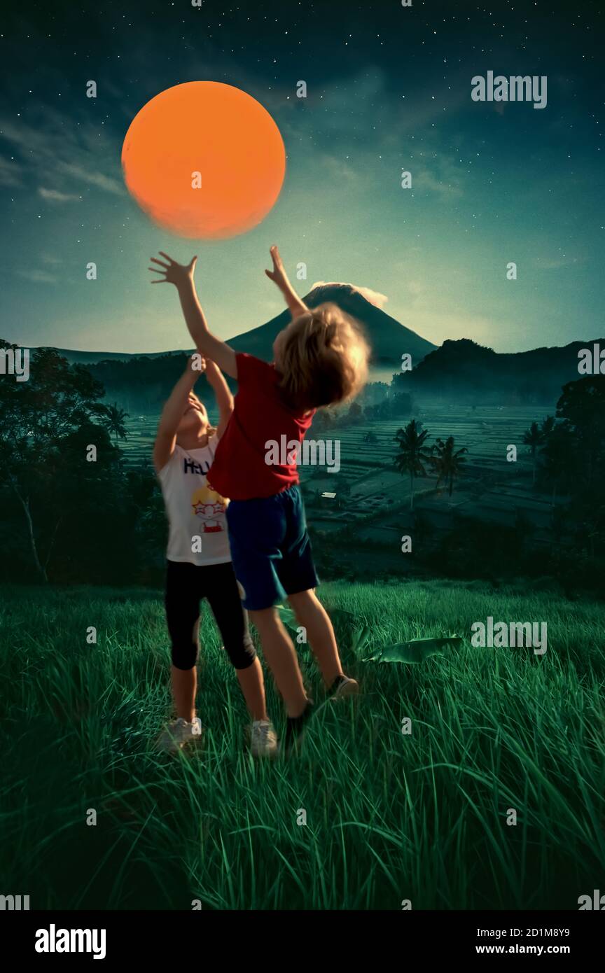 I bambini saltano per catturare il pianeta. Foto Stock