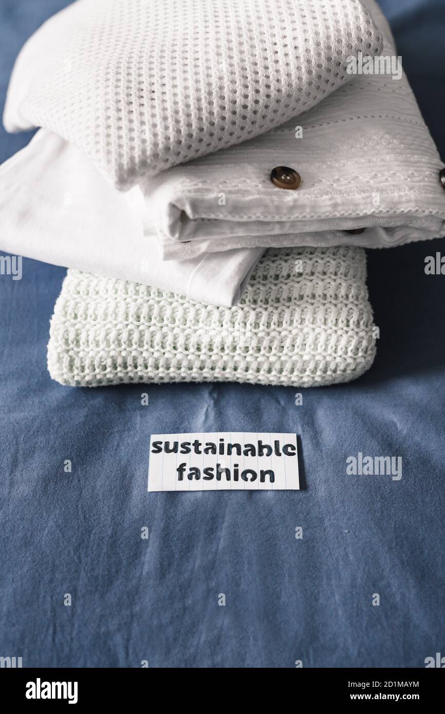 Marchi etici e concetto di commercio equo e solidale, mucchio di  abbigliamento con etichetta di Moda sostenibile Foto stock - Alamy