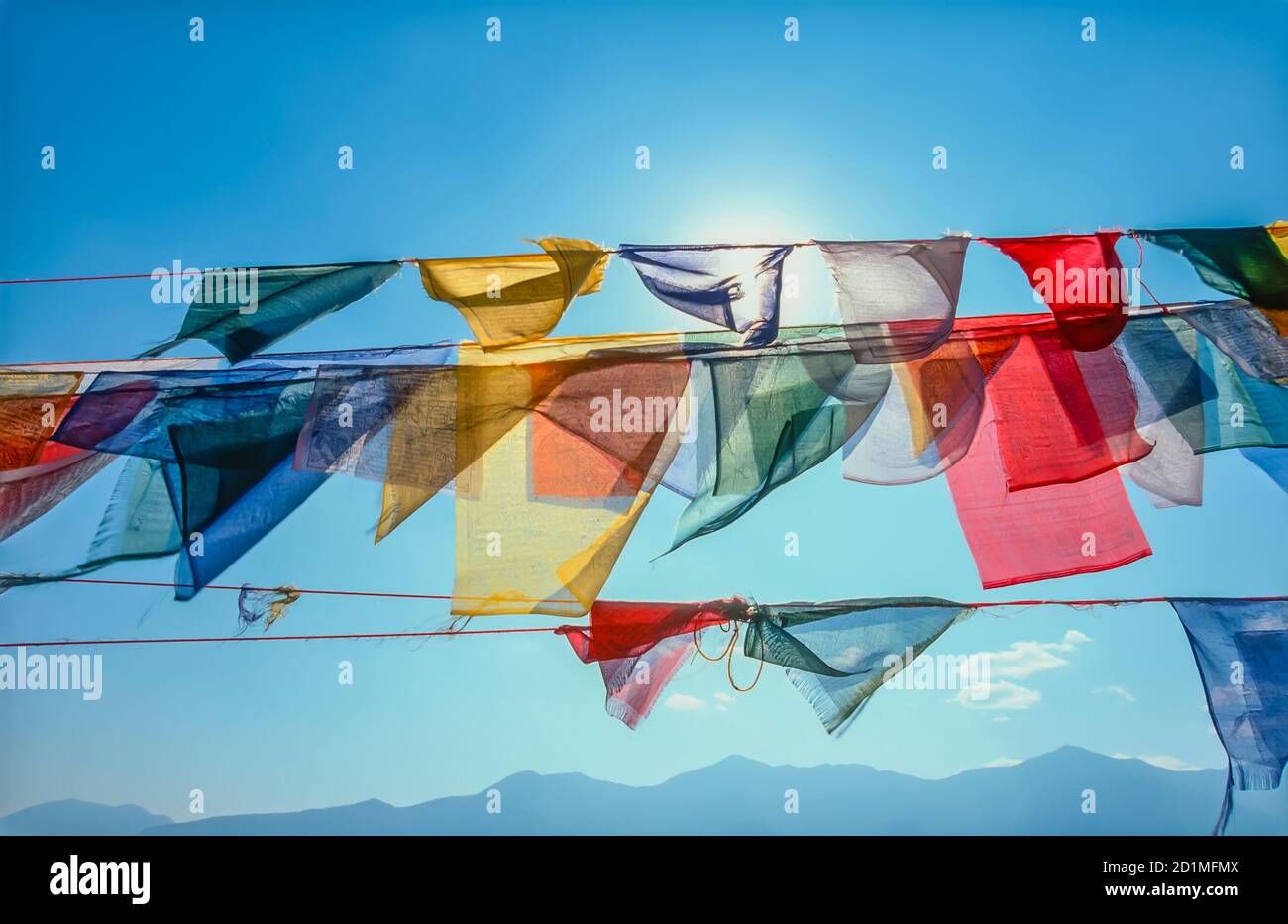 Colorate bandiere di preghiera buddiste che soffiano nel vento Foto Stock