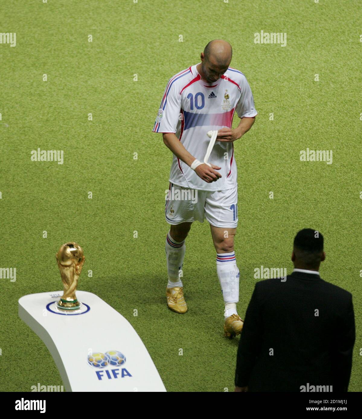 La francese Zinedine Zidane passa davanti al Trofeo della Coppa del mondo dopo essere stata inviata durante la loro partita finale di calcio della Coppa del mondo 2006 contro l'Italia a Berlino il 9 luglio 2006. RESTRIZIONE FIFA - NESSUN UTILIZZO MOBILE REUTERS/ALESSANDRO BIANCHI (GERMANIA) Foto Stock