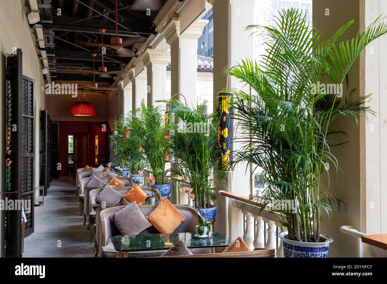 Parte dei Quarters sposati della polizia che sono stati convertiti in un ristorante con balcone da pranzo. Foto Stock
