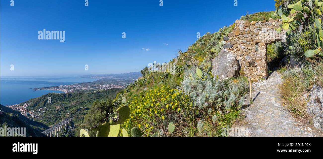 Taormina - Il bellissimo paesaggio mediterraneo della Sicilia. Foto Stock
