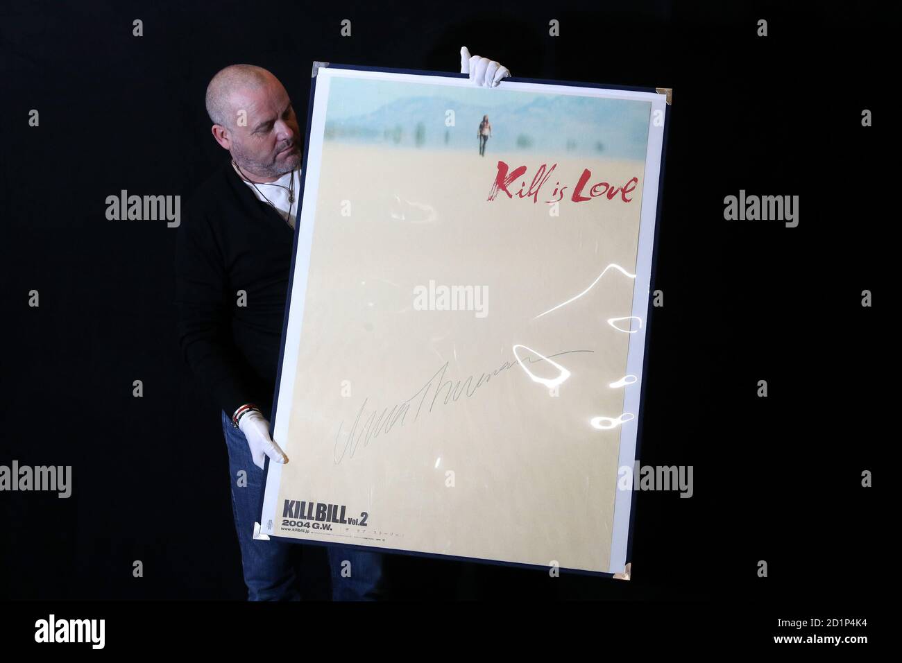 Il consulente per i poster dei Prop Store Mark Hochman ha un poster giapponese B1 per il film del 2004 "Kill Bill: Volume II" (stima £600-800) durante un'anteprima della prossima asta di poster cinematografici del Prop Store di Chorleywood, Hertfordshire. Foto Stock