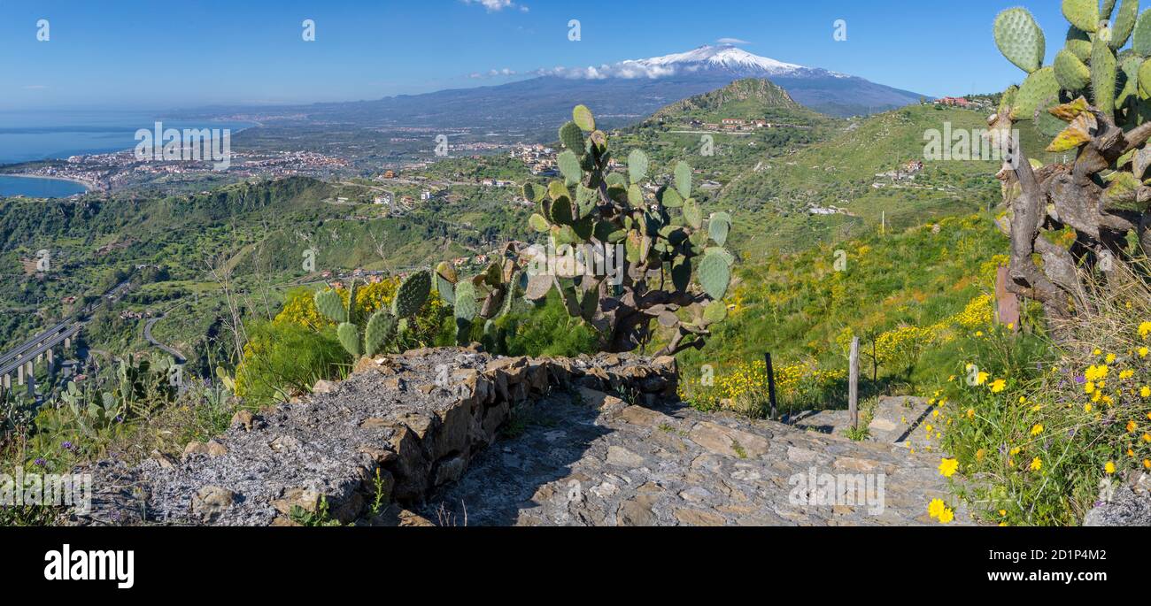 Taormina - Il percorso tra la molla fiori mediterranei e il Mt. Il vulcano Etna. Foto Stock