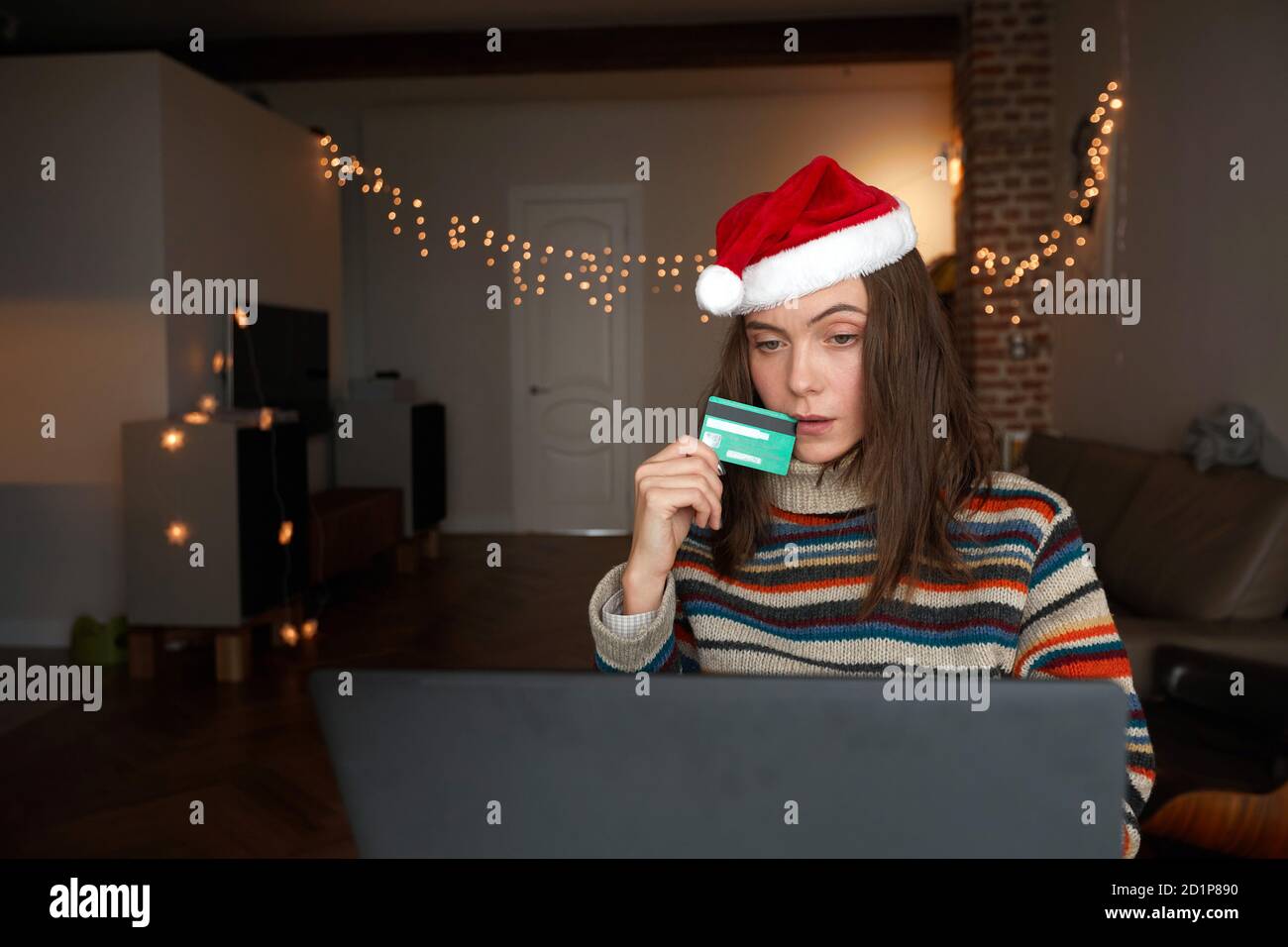 Donna premurosa che acquista regali di Natale online Foto Stock