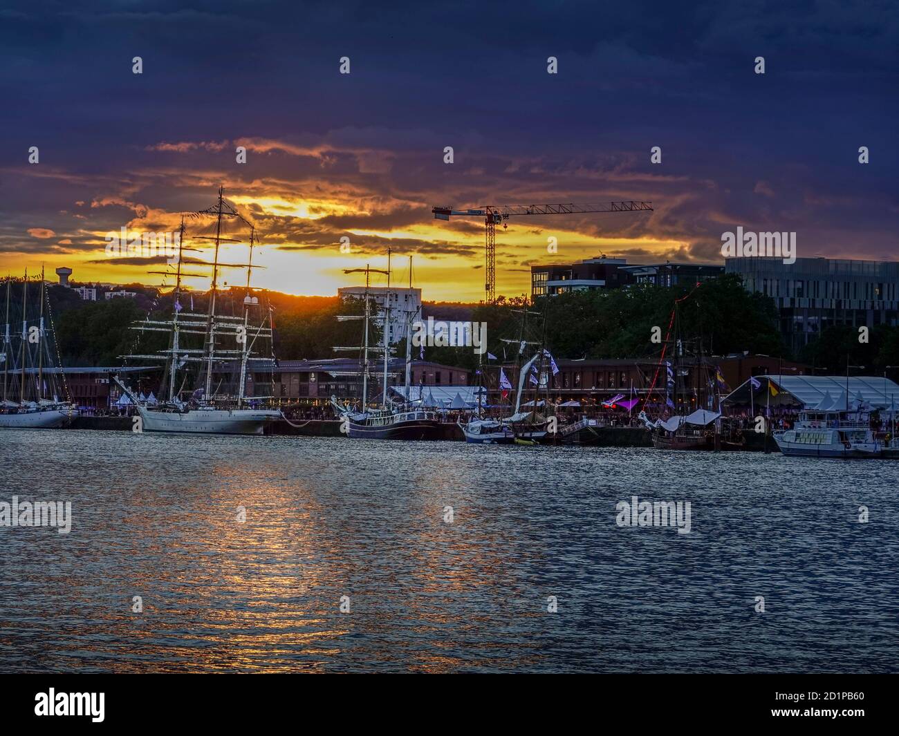 ROUEN, FRANCIA - 8 GIUGNO 2019. Di notte, vista aerea della mostra Armada più grandi barche a vela al molo Rouen sul fiume Senna. Incontro internazionale per BI Foto Stock