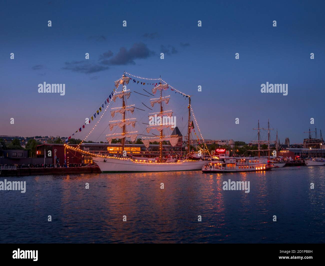 ROUEN, FRANCIA - 8 GIUGNO 2019. Di notte, vista aerea della mostra Armada più grandi barche a vela al molo Rouen sul fiume Senna. Incontro internazionale per BI Foto Stock