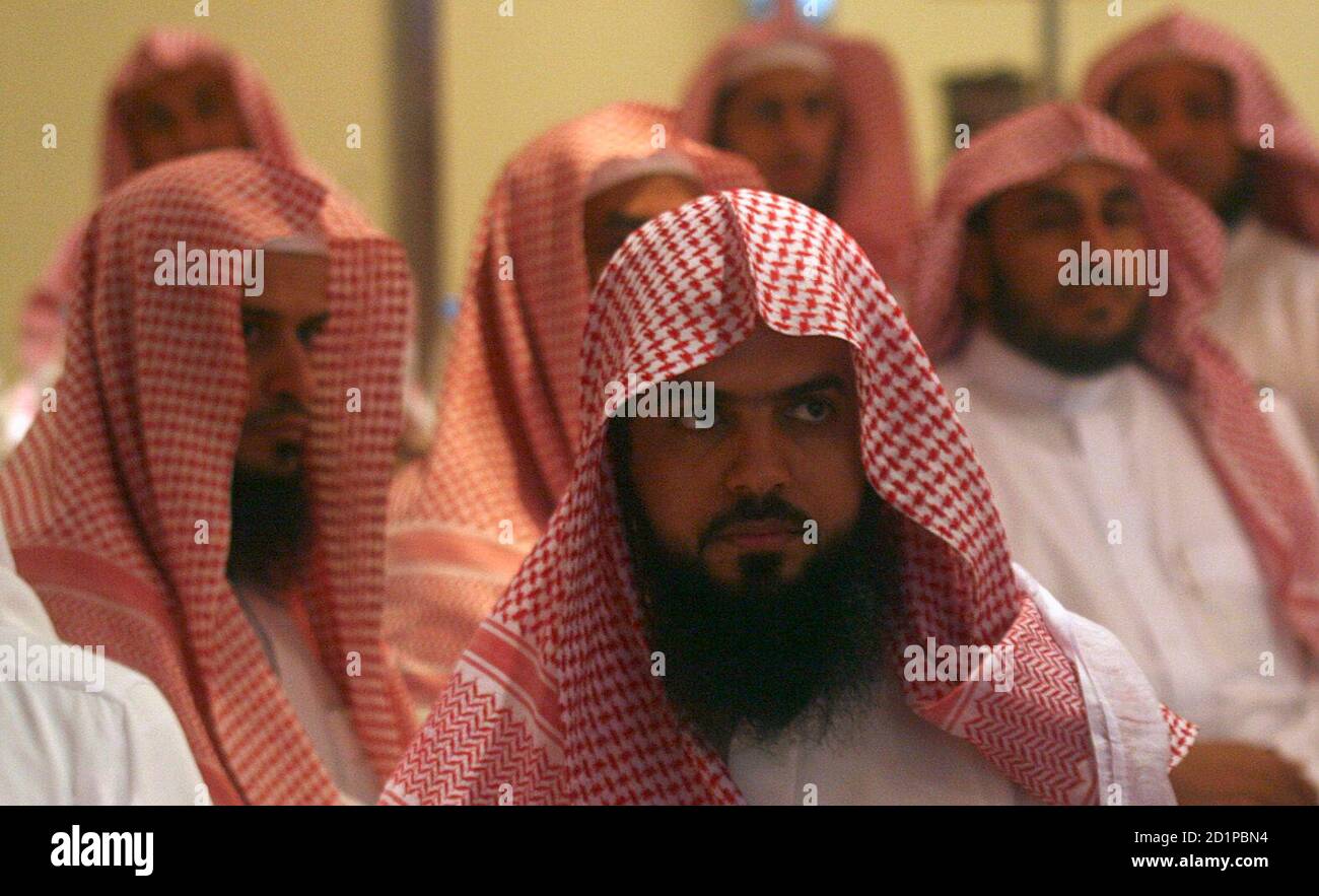 Saudi members of the Committee for the Promotion of Virtue and Prevention of Vice, or religious police, attend a training course in Riyadh September 1, 2007. REUTERS/Ali Jarekji (SAUDI ARABIA) Foto Stock