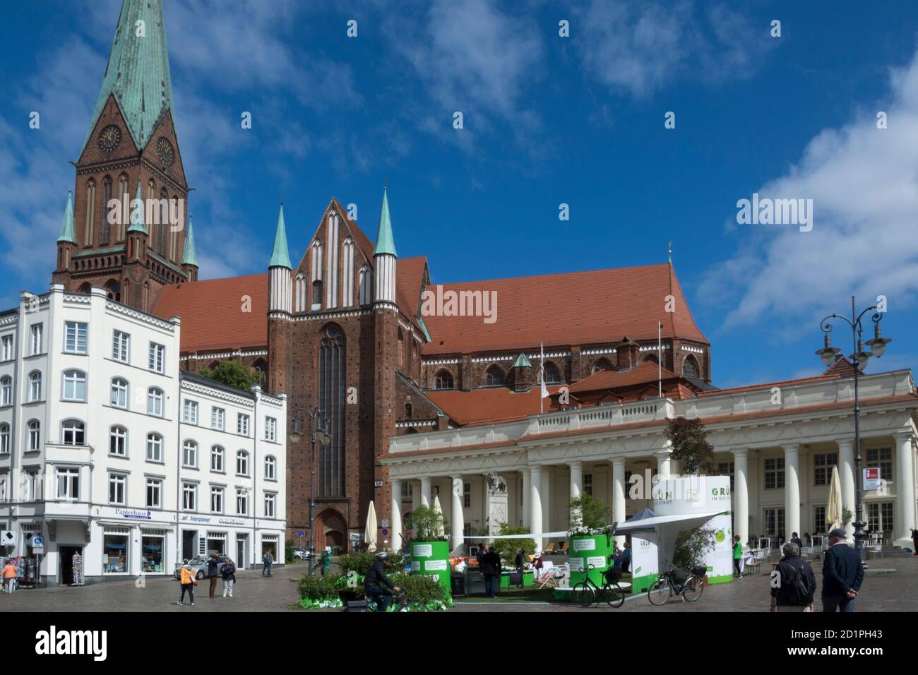 Am Markt o piazza del mercato a Schwerin, la storica capitale dello stato del Meclemburgo-Vorpommern, Germania Foto Stock