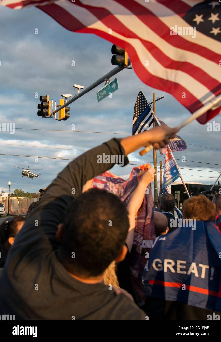 La folla dei sostenitori di Trump ha salutato Air Force 1 Arrivial al Walter Read Hospital dove il presidente Trump è stato trattato per Covid 19. 5 ottobre 2020 Foto Stock