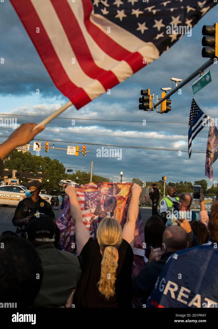 La folla dei sostenitori di Trump ha salutato Air Force 1 Arrivial al Walter Read Hospital dove il presidente Trump è stato trattato per Covid 19. 5 ottobre 2020 Foto Stock