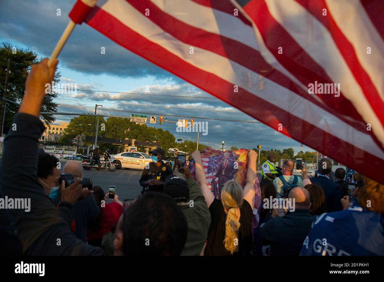 La folla dei sostenitori di Trump ha salutato Air Force 1 Arrivial al Walter Read Hospital dove il presidente Trump è stato trattato per Covid 19. 5 ottobre 2020 Foto Stock