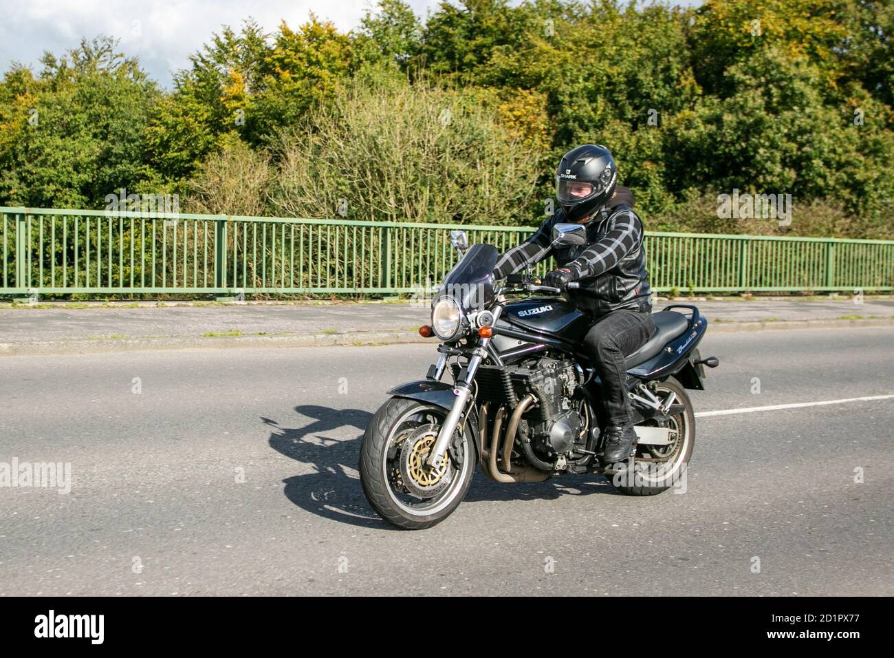 Suzuki GSF 1200 K1; motociclista; trasporto a due ruote, motociclette, veicoli, strade, motociclette, motociclisti a Chorley, Regno Unito Foto Stock