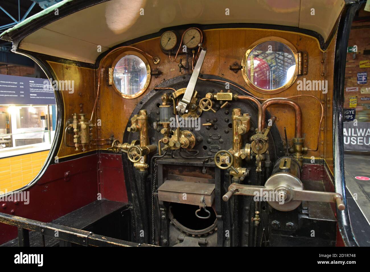 Vista della cabina e della pedana della locomotiva a vapore Midland Railway 4-2-2 673 presso il National Railway Museum di York, Regno Unito Foto Stock