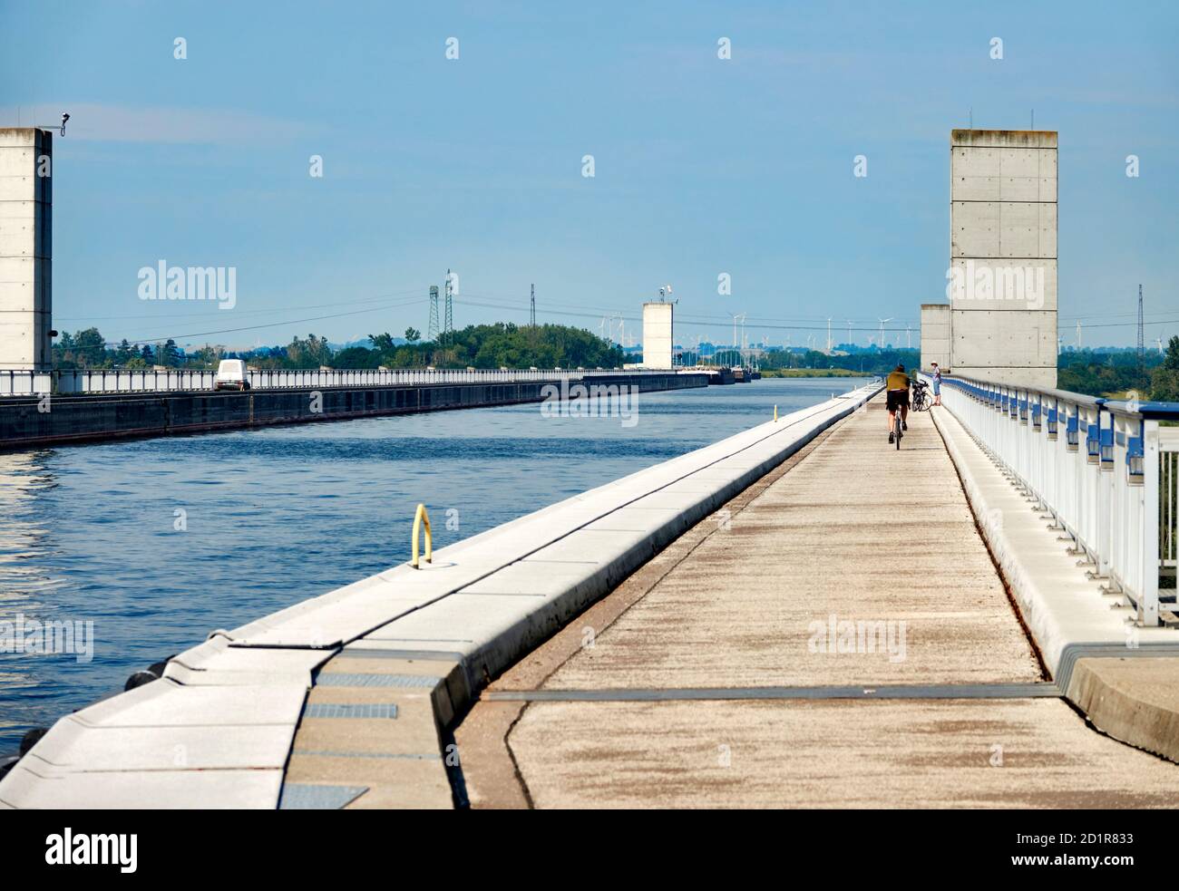 Magdeburg, Germania, 27 giugno 2020: Bacino del canale sul fiume elba all'incrocio del canale Magdeburg Foto Stock