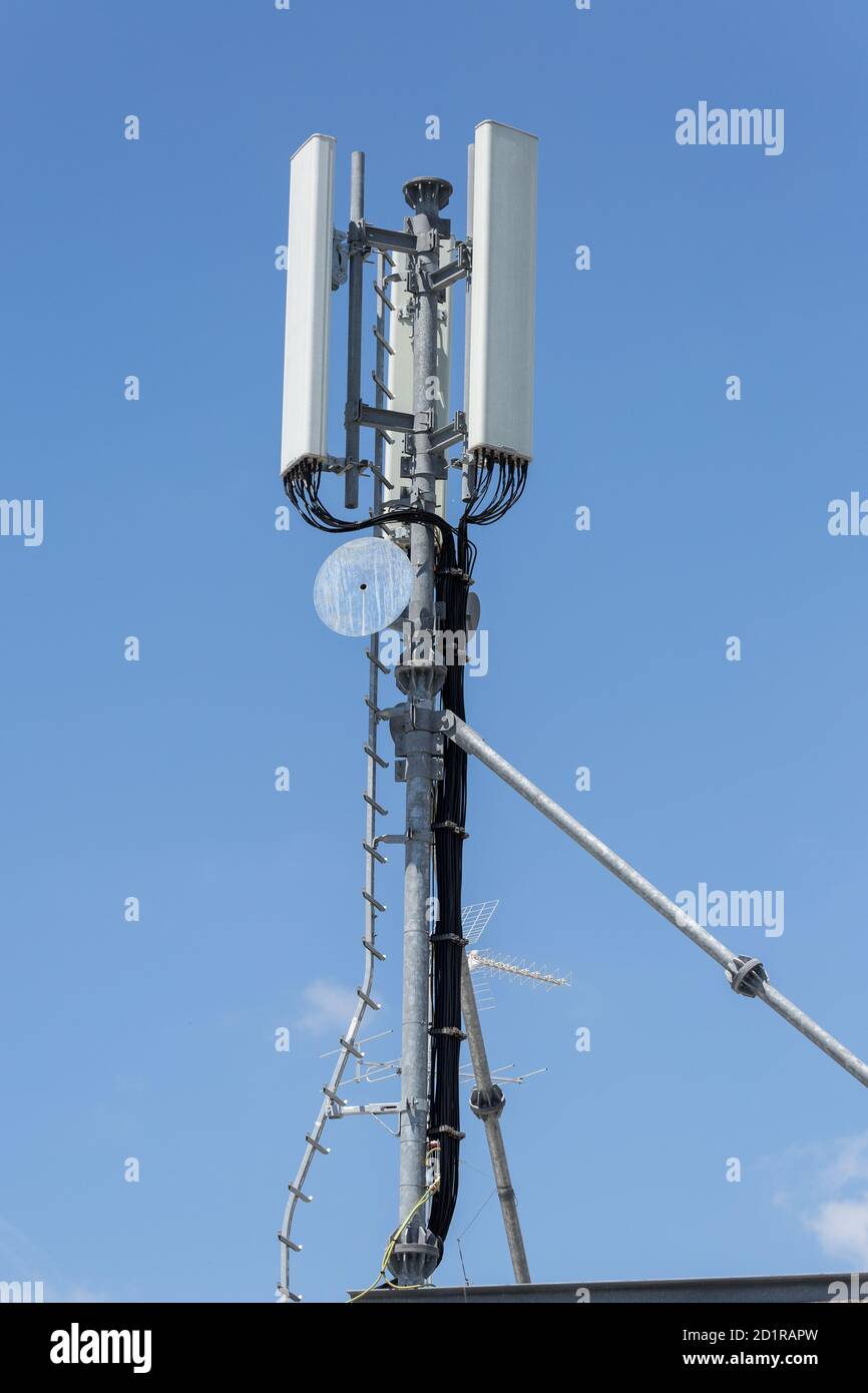 Torre per telecomunicazioni con antenne per comunicazioni radio e Cell  Broadcast Foto stock - Alamy
