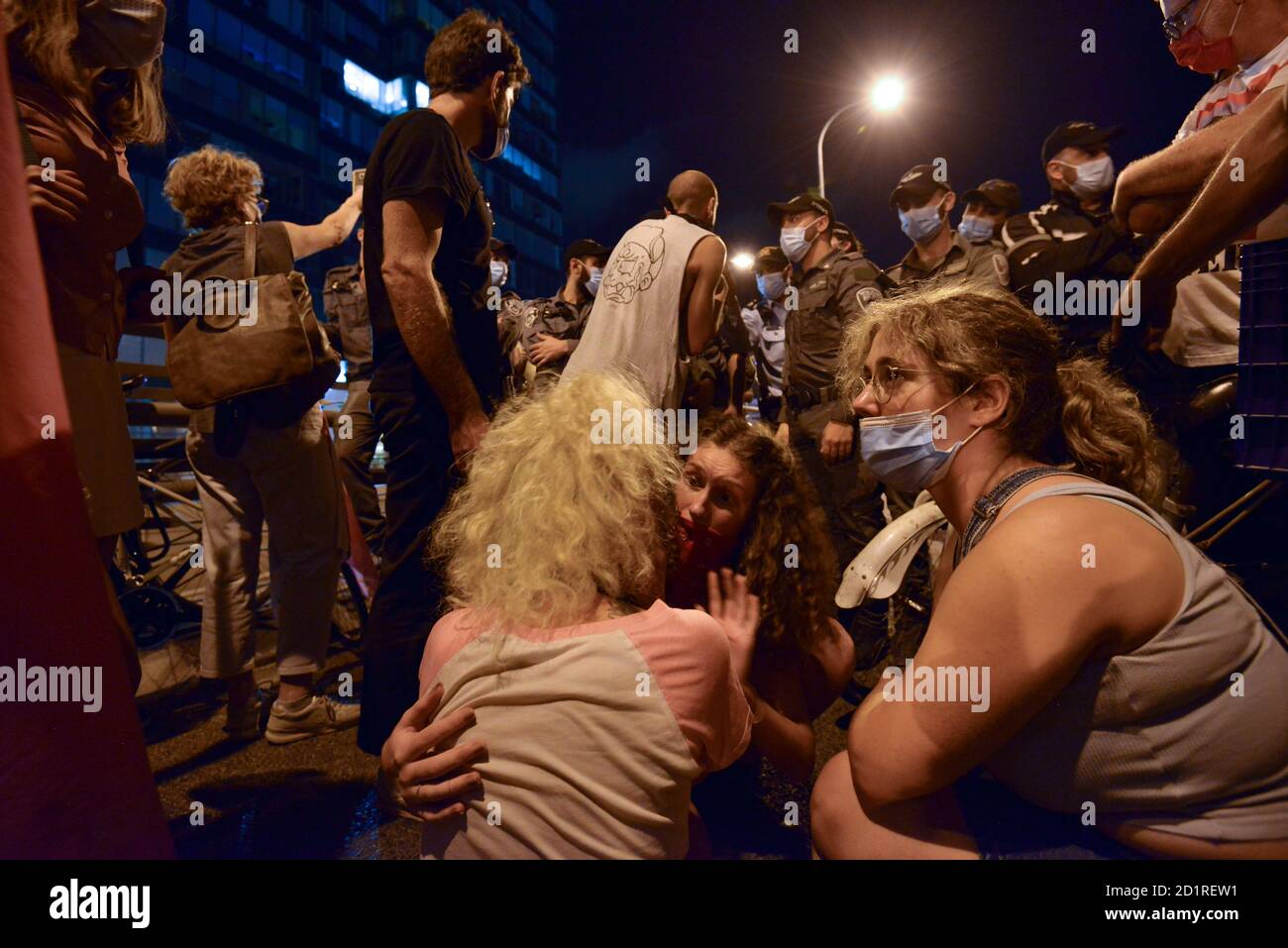 2.10.2020 Tel Aviv, Israele. Protesta contro il primo ministro Netanyahu e il secondo blocco di Coronavirus. In una fase successiva. La polizia aveva chiuso entrambi i lati della via LaGardia / HaRakevet e la ha trasformata in un collare di dentazione della polizia, impedendo ai dimostranti di andare via alle loro case. Una volta in un istante le forze del pilce si erano mosse in avanti, diminuendo l'area della penna - mentre dando multa per i manifestanti che non hanno tenuto 2 metri di distanza nel collare di restringimento. Foto Stock