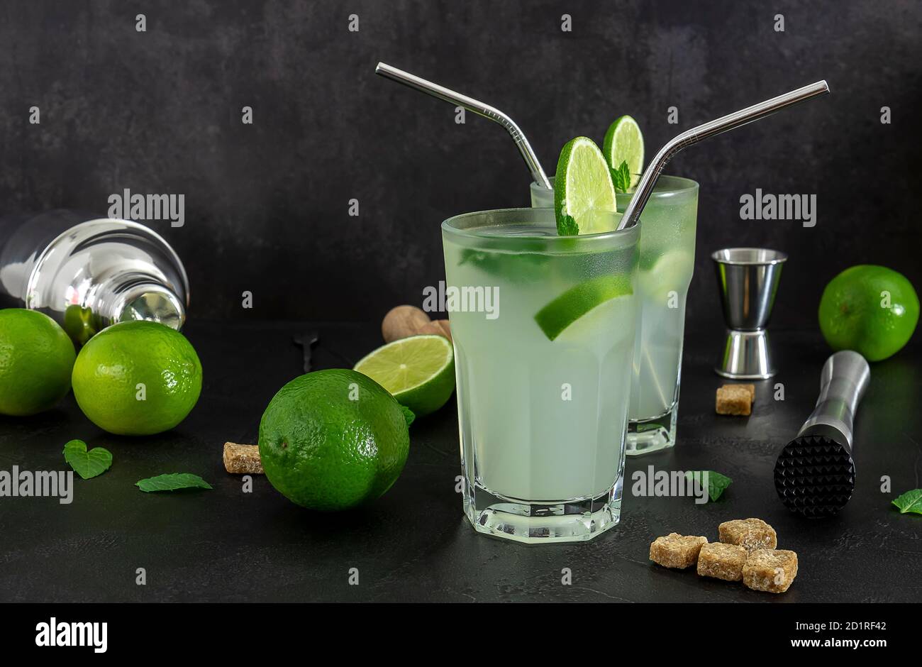 Rinfrescante mojito di menta alcolica con rum e lime Foto Stock