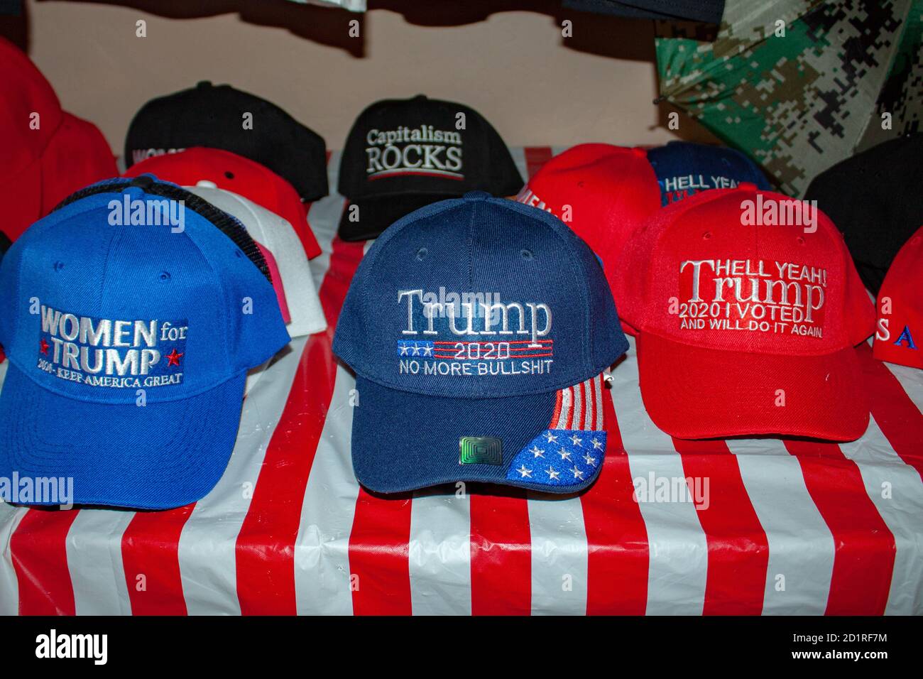 Cappelli in un negozio di Wickenburg, Arizona, USA che sostiene il presidente degli Stati Uniti Donald Trump in preparazione alle elezioni americane del 2020 Foto Stock