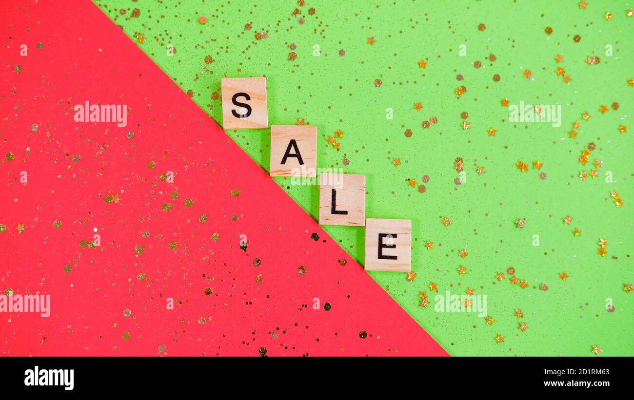 La vendita di Natale. Poster pubblicitario per il negozio. Banner verde e rosso per il sito Web o il volantino. Foto Stock