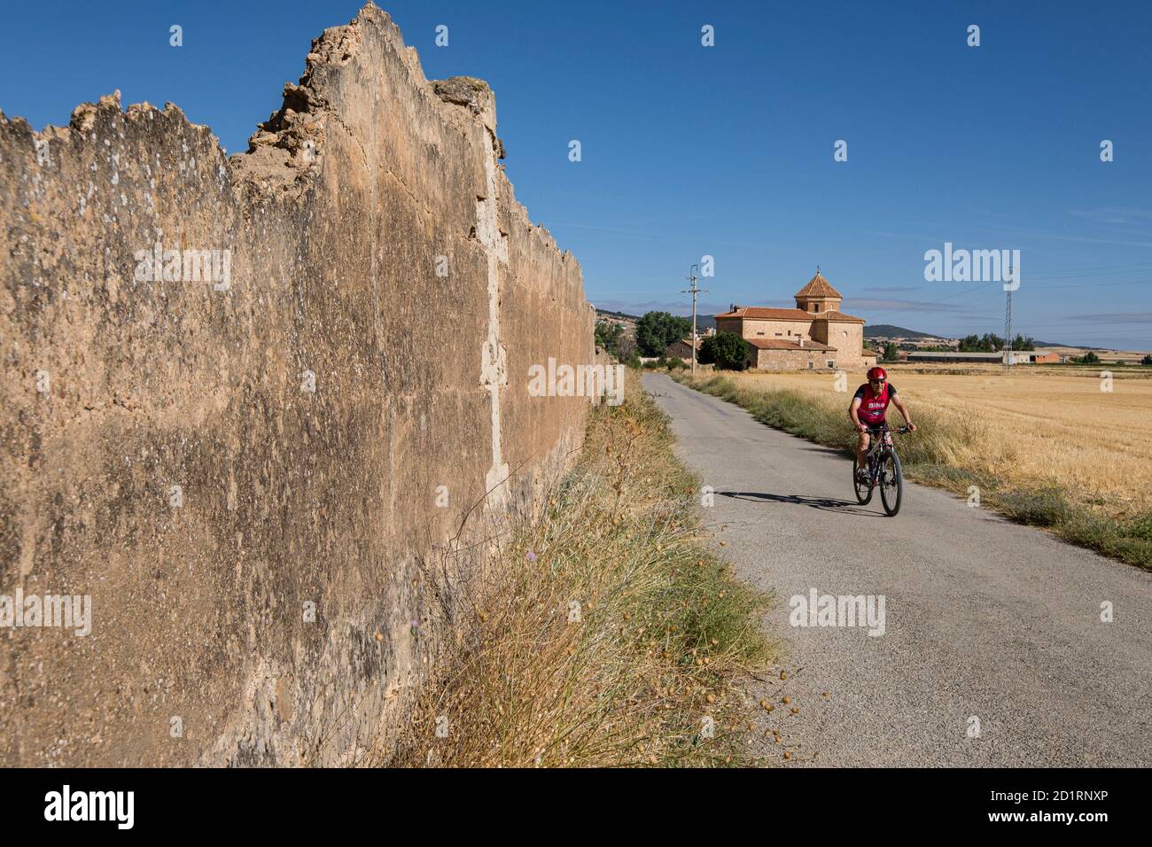 Ciclistas en el camino de Fuentes, camino del Cid, El Poyo del Cid municipio di Calamocha, provincia de Teruel, Aragón, Spagna, Europa Foto Stock