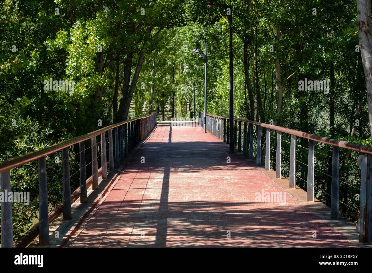 Senda del Duero, GR14, parque de la Arboleda, Almazán, Soria, comunidad autónoma de Castilla y León, Spagna, Europa Foto Stock