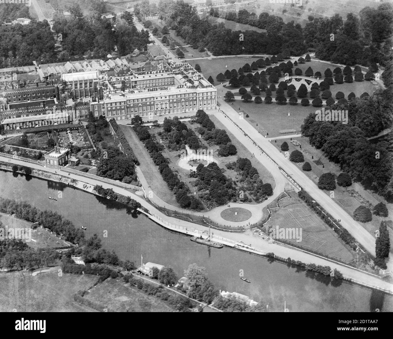HAMPTON COURT, Richmond-upon-Thames, Londra. Vista aerea di Hampton Court Palace, dei giardini e del Tamigi. Fotografato nel 1920. Aerofilms Collection (vedi link). Foto Stock