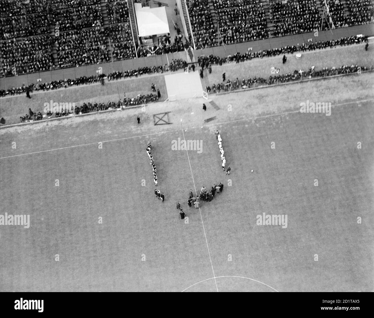 WEMBLEY STADIUM, Middlesex, Londra. Le squadre si schiereranno per salutare i dignitari prima della finale della Coppa fa 1928 tra Blackburn Rovers e Huddersfield Town. Blackburn ha vinto 3-1 in una partita a cui ha partecipato 92,041. Fotografato il 21 aprile 1928. Aerofilms Collection (vedi link). Foto Stock