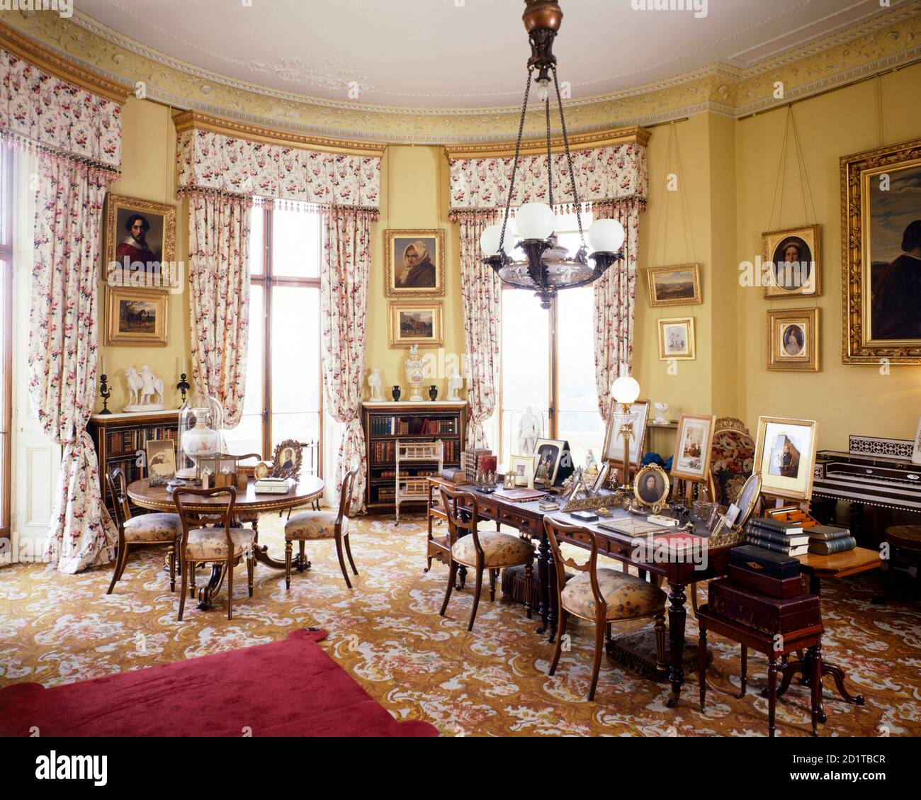 OSBORNE CASA, Isola di Wight. Vista sul salotto della Queen Victoria. Alcuni elementi mostrati forse in prestito dalla Royal Collection. Foto Stock OSBORNE CASA, Isola di Wight. Vista sul salotto della Queen Victoria. Alcuni elementi mostrati forse in prestito dalla Royal Collection. Foto Stock