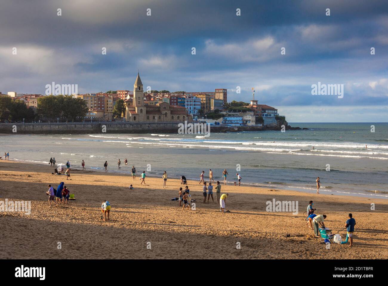 Bagnanti sulla spiaggia di San Lorenzo. Mare Cantabrico. Gijón. Asturie. Spagna Foto Stock