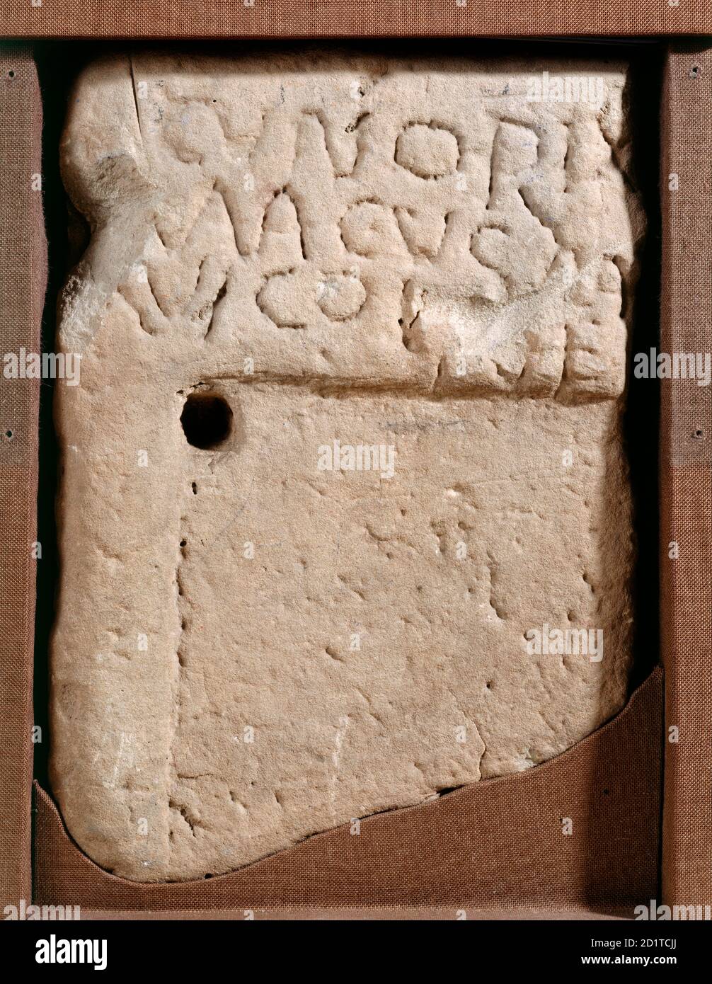 WROXETER CITTÀ ROMANA, SHROPSHIRE. Lapide di un uomo di nome Cunorix, sepolto tra il 450 e il 475. Ora nel museo. Foto Stock
