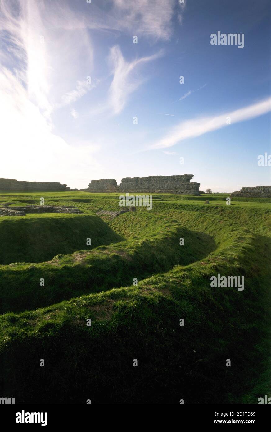 RICHBOROUGH FORTE ROMANO, Sandwich, Kent. Vista generale sul sito che mostra i tripli fossati del forte del terzo secolo, con le pareti in pietra del forte più tardi oltre. Foto Stock RICHBOROUGH FORTE ROMANO, Sandwich, Kent. Vista generale sul sito che mostra i tripli fossati del forte del terzo secolo, con le pareti in pietra del forte più tardi oltre. Foto Stock