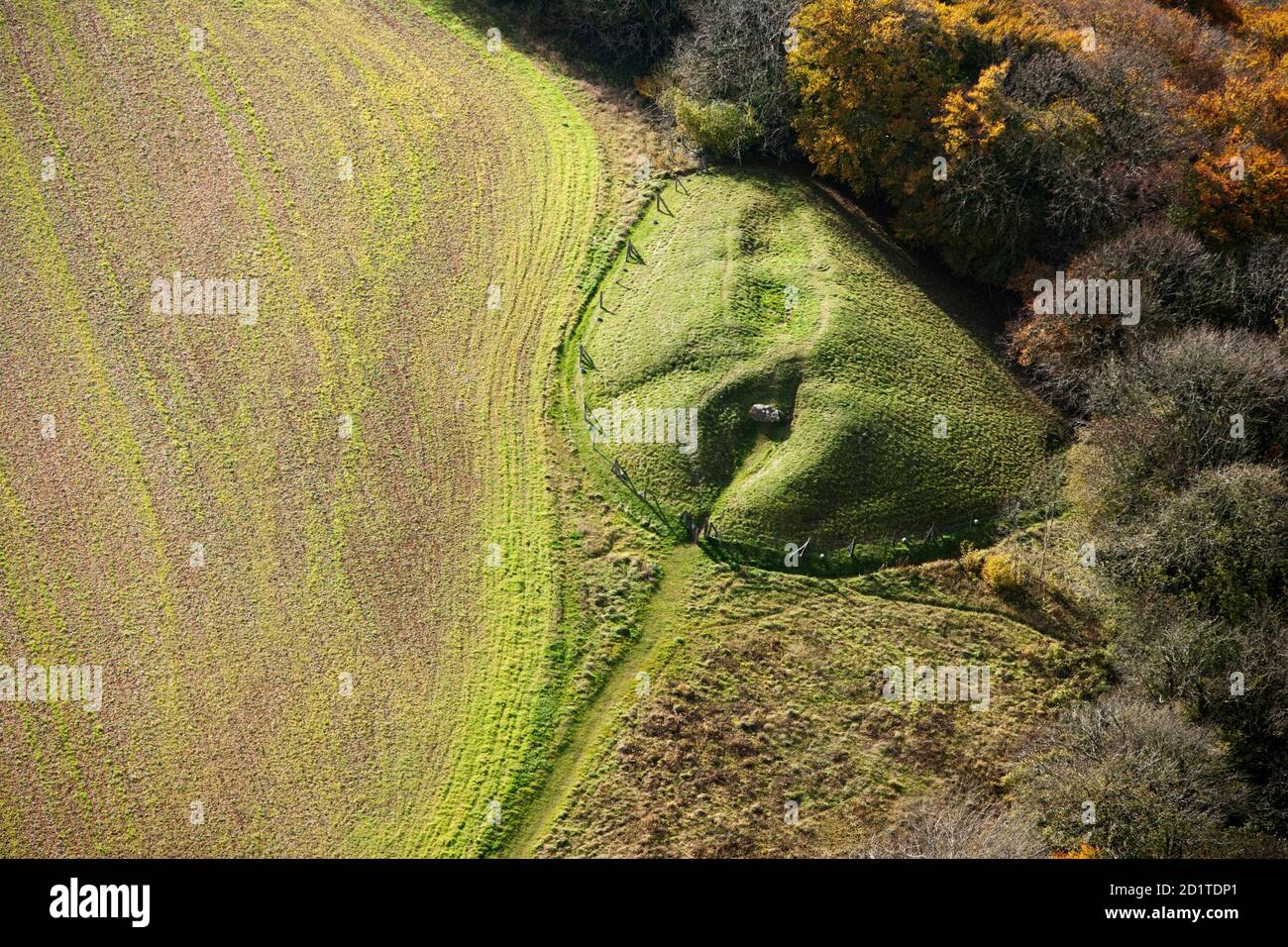 ULEY BARROW LUNGO, GLOUCESTERSHIRE. Vista aerea del Tump dei Peglers Hetty (RSM 22858; SO789000). Foto Stock