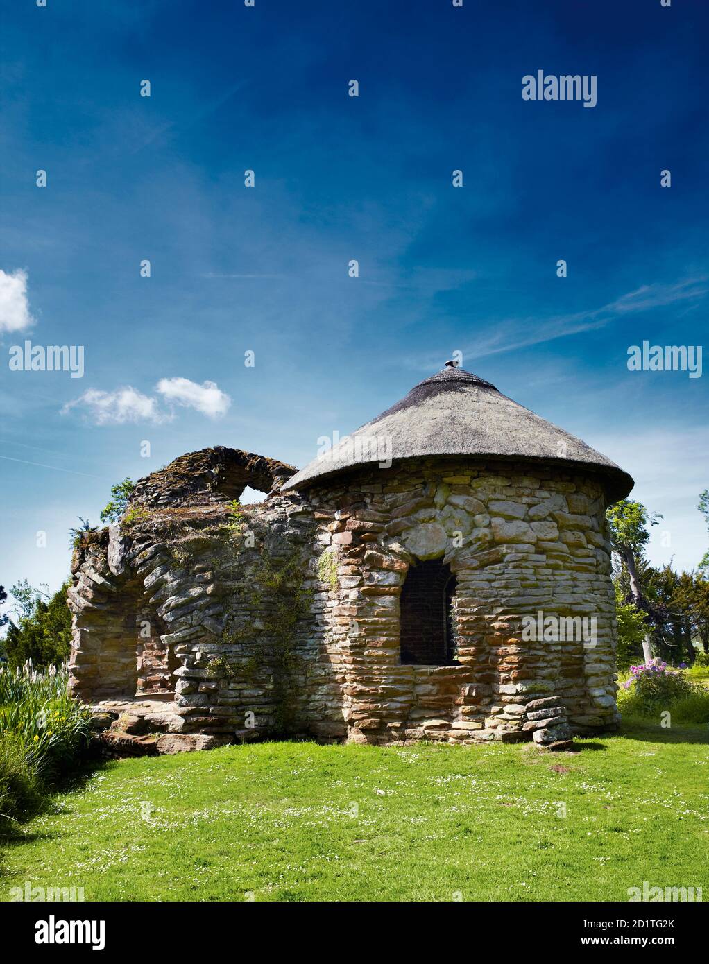 WREST PARK CASA E GIARDINI, BEDFORDSHIRE. La Bath House costruita nel 1770 in stile rustico. Foto Stock