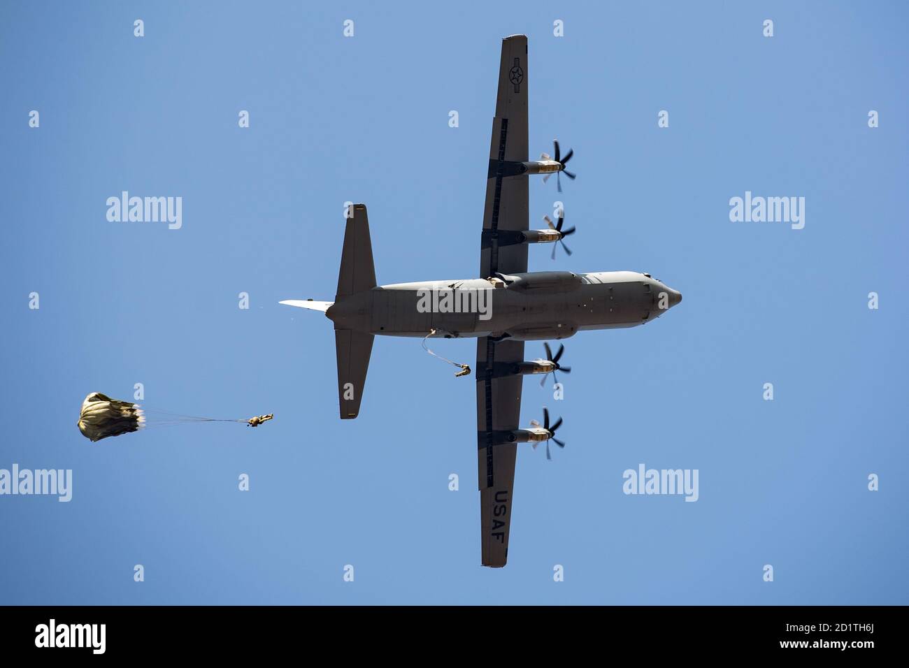 Gli Airmen degli Stati Uniti assegnati alle unità all'interno della 435a ala Air Ground Operations eseguono salti di linea statica da un aereo C-130J Super Hercules assegnato al 37esimo Squadron Airlift su Alzey Dropzone, Flörsheim-Dalsheim, Germania, 30 settembre 2020. L'addestramento di inserimento aereo ha permesso agli Airborne di rispondere alle emergenze e agli Airmen del Tactical Air Control Party di affinare le loro abilità per operare nel teatro europeo. (STATI UNITI Air Force foto di staff Sgt. Devin Boyer) Foto Stock