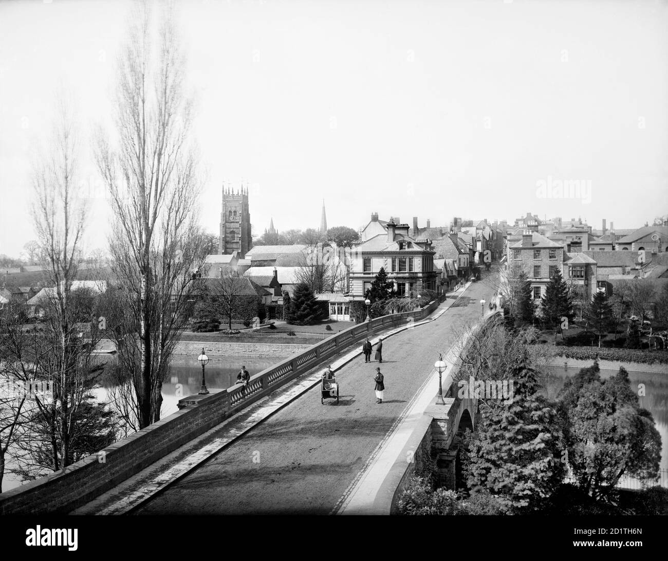 WORKMAN BRIDGE, Evesham, Worcestershire. Una vista del Ponte costruito nel 1866 che conduce alla città da Bengeworth. Mostra il fiume Avon, Bridge Street e la torre campanaria del XVI secolo dell'abbazia di Evesham. Fotografato nel 1883 da Henry Taunt. Foto Stock