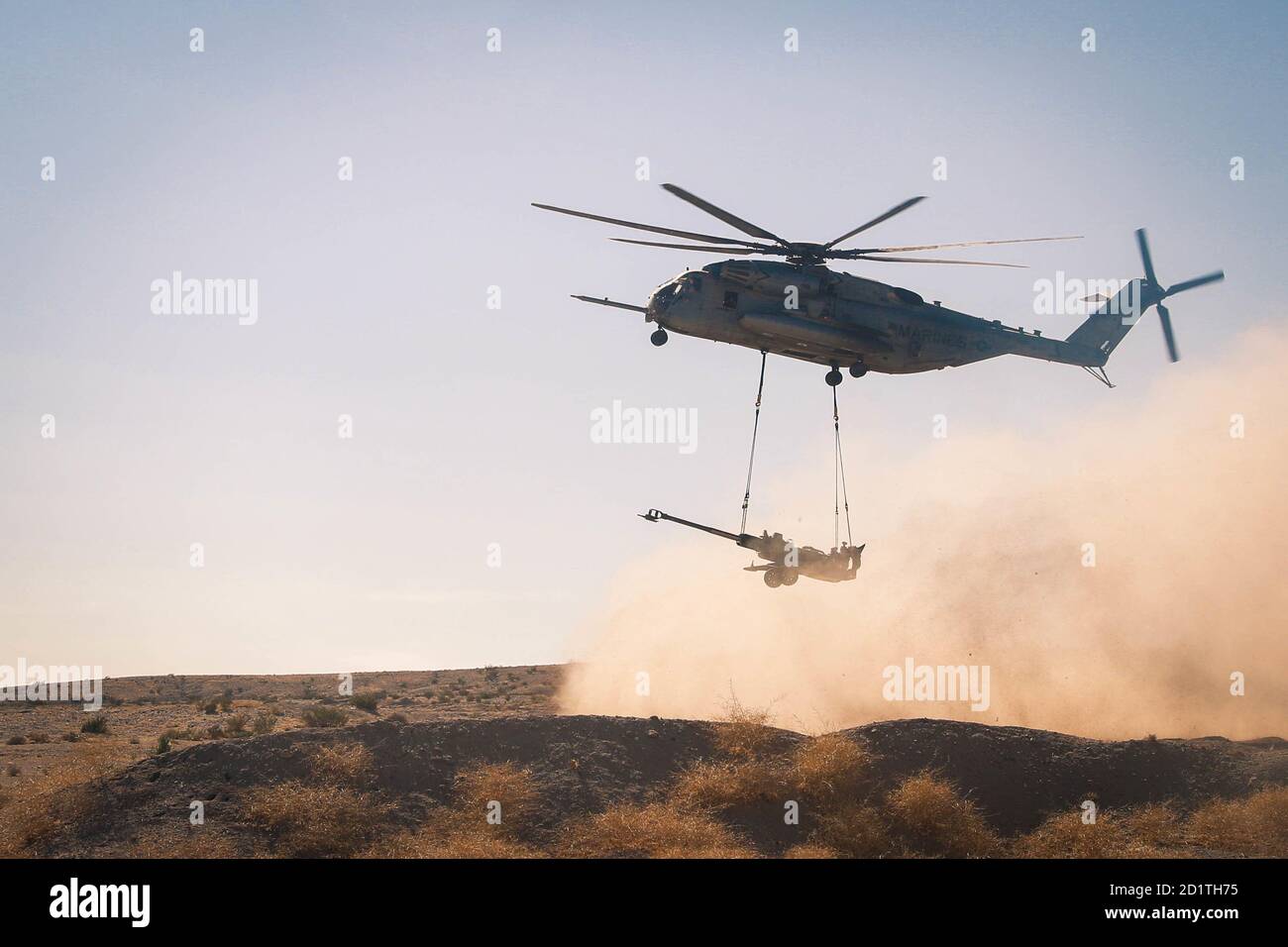 I marines degli Stati Uniti conducono la formazione del team di supporto degli elicotteri durante l'esercitazione integrata di addestramento (ITX) 1-21 al centro di combattimento marino dell'aria di terra di Twentynine Palms, California, 4 ottobre 2020. U.S. Marines with Combat Logistics Battaglione 8, Combat Logistics Regiment 2, 2nd Marine Logistics Group, integrato con 4th Marine Regiment durante ITX come elemento di combattimento logistico per fornire logistica tattica nelle aree di trasporto di mezzi e pesanti motori oltre le capacità organiche del reggimento. (STATI UNITI Marine Corps foto di Lance CPL. Zachary Zephir) Foto Stock