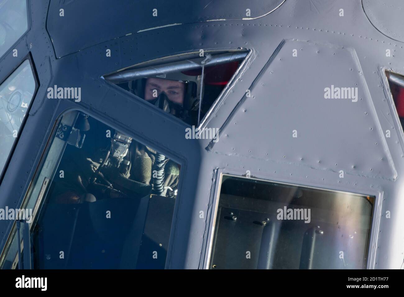 Un pilota della US Air Force B-52H Stratofortress, assegnato alla 5a Bomba Wing presso la Minot Air Force base, North Dakota, osserva il boom del rifornimento prima di entrare in contatto con un KC-135 Stratotanker della 100a Air Refueling Wing, RAF Mildenhall, Inghilterra, Sopra il Mar Mediterraneo a sostegno di una missione Bomber Task Force Europe, 16 settembre 2020. Gli Stratotanker sono distribuiti in RAF Fairford, Inghilterra, a sostegno di una formazione congiunta e combinata con gli alleati e i partner degli Stati Uniti. (STATI UNITI Air Force foto di Senior Airman Jennifer Zima) Foto Stock