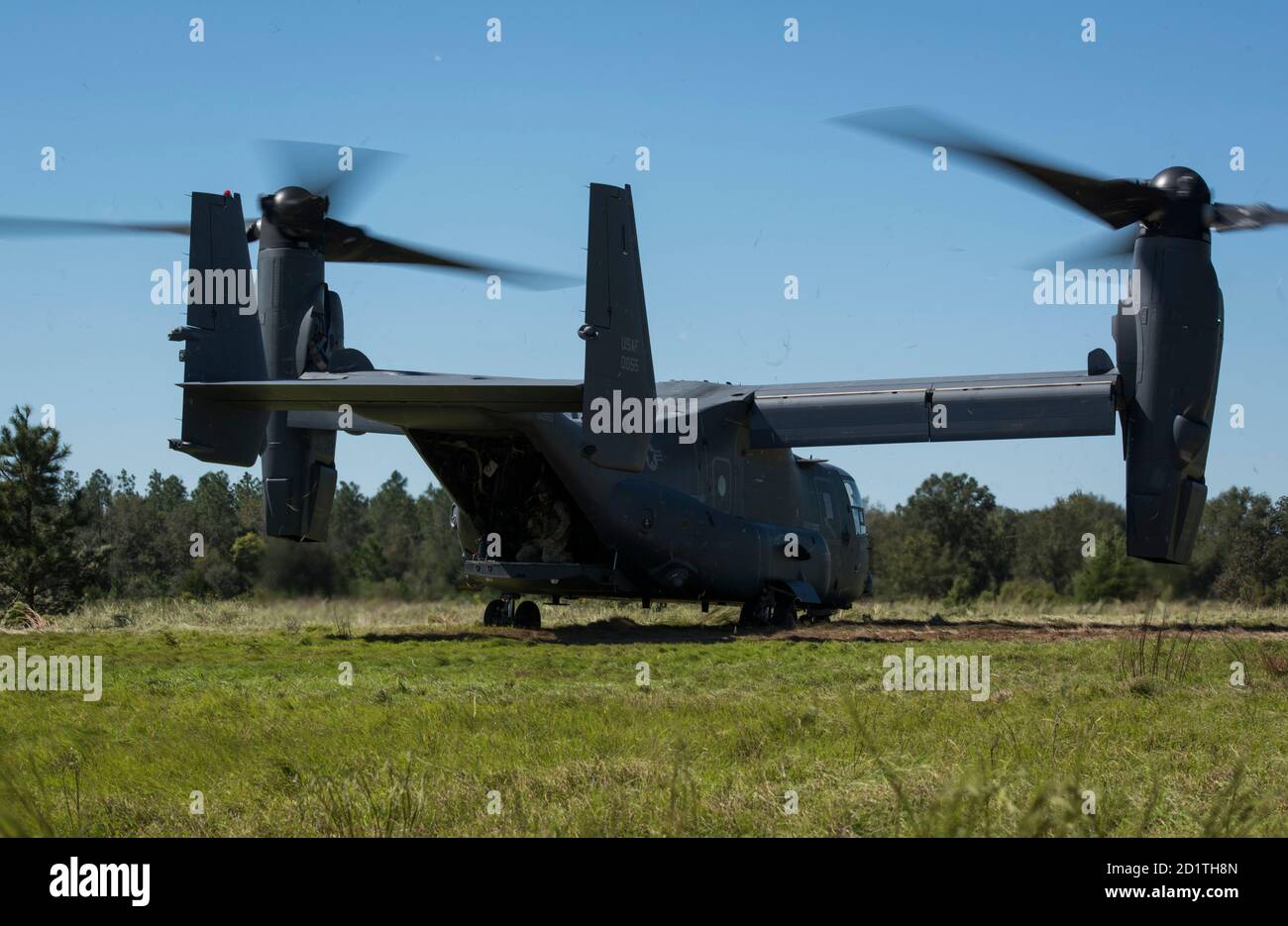 Un velivolo tiltrotor CV-22B Osprey siede su una zona di atterraggio durante una missione di addestramento a Malone, Florida, 30 settembre 2020. L'Osprey combina le capacità di decollo verticale, atterraggio e volo di un elicottero con le caratteristiche di velocità e di efficienza del carburante a lungo raggio di un velivolo turboelica. I membri dell'equipaggio hanno condotto un addestramento di avvicinamento e atterraggio e hanno sparato circa 600 round di munizioni calibro 50, garantendo la punta del comando delle operazioni speciali dell'aeronautica della capacità e della presenza della lancia. (STATI UNITI Air Force foto di staff Sgt. Rachel Williams) Foto Stock