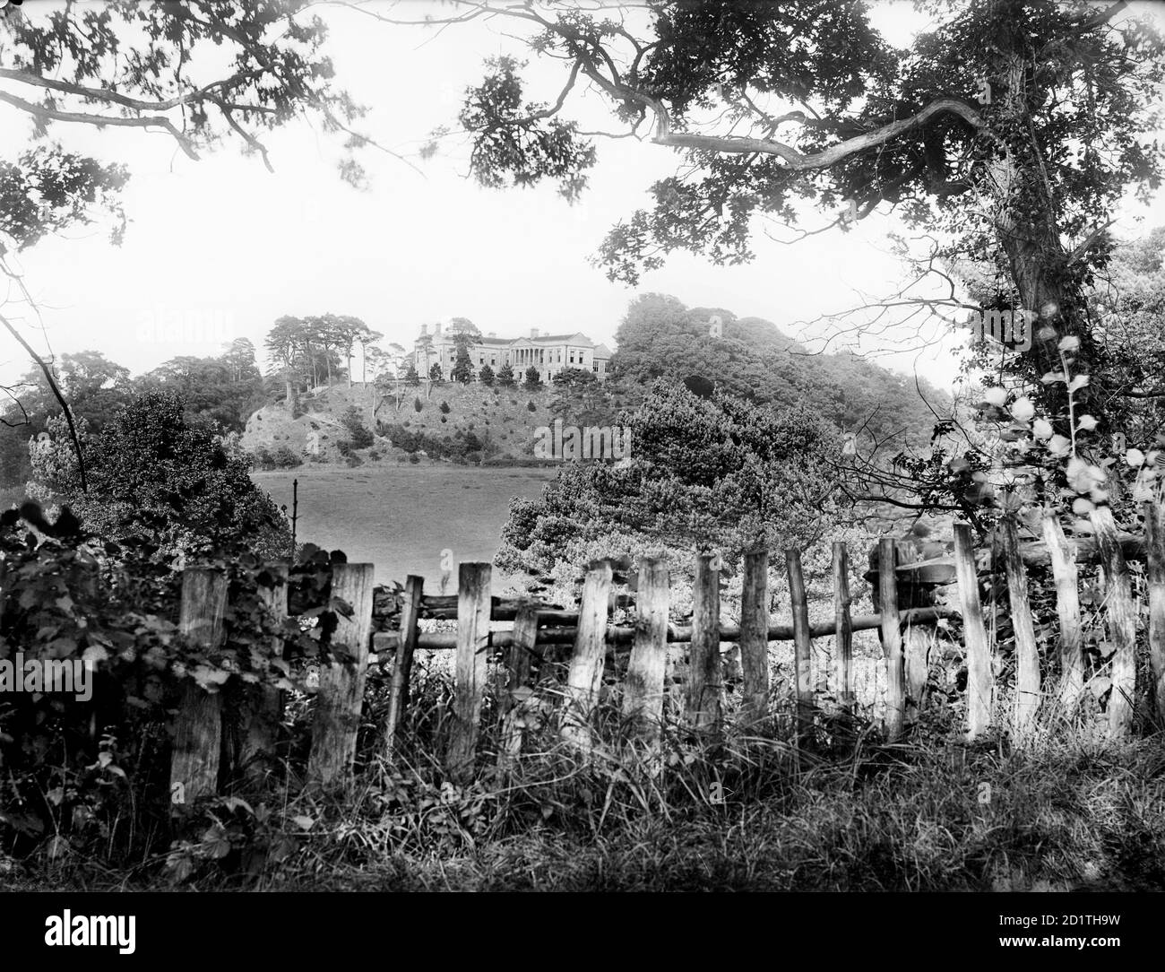 KIFTSGATE COURT, Chipping Camden, Gloucestershire. Una vista distante della casa dalla strada. Le origini della casa sono tardo 18 ° secolo - è stato costruito per Walwyn Graves (nato 1744, morto 1813) con il resto della casa costruita in uno stile 17 ° secolo tra il 1887-91. Fotografato da Henry Taunt (attivo dal 1860 al 1922). Foto Stock
