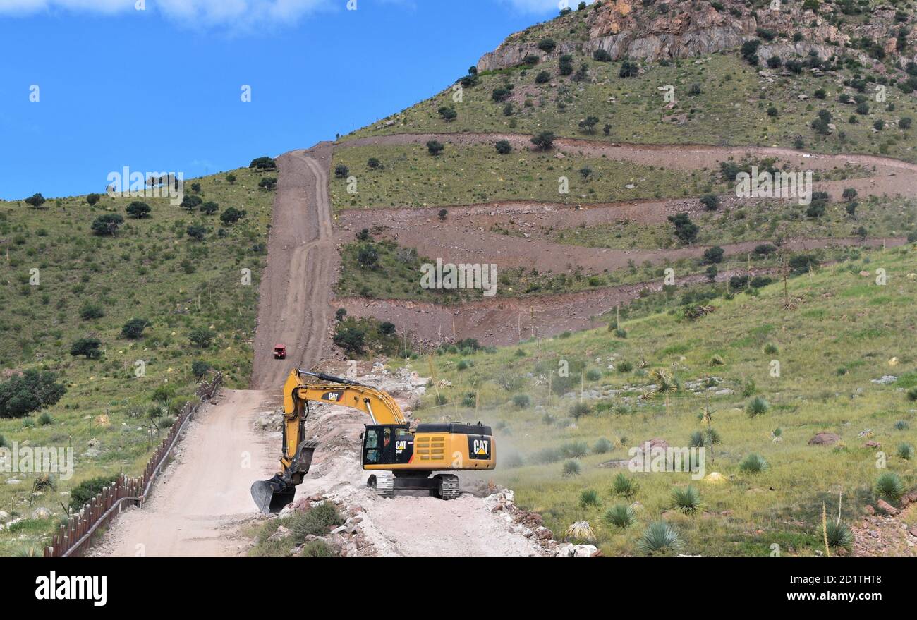 U.S. Army Corps of Engineers South Pacific Border District contractor costruiscono percorsi di accesso al progetto di barriera di confine di Tucson 9 vicino a Naco, Arizona, agosto 12. Questi progetti sono in esecuzione da USACE, come diretto attraverso l'esercito degli Stati Uniti dal Segretario della Difesa, in risposta alla richiesta di assistenza del Dipartimento della sicurezza interna per contribuire a proteggere il confine meridionale degli Stati Uniti bloccando i corridoi di traffico di droga attraverso la costruzione di strade e recinzioni, E l'installazione dell'illuminazione ai sensi della Sezione 284 del titolo 10, Codice USA. DoD e USACE stanno realizzando questi progetti in suppo Foto Stock