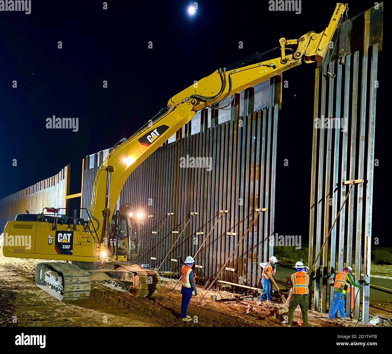 U.S. Army Corps of Engineers South Pacific Border District appaltatori continuare l'installazione di pannelli notturni al progetto Yuma 23 Border Barrier vicino a Yuma, Arizona, 3 settembre. Questi progetti sono in esecuzione da USACE, come diretto attraverso l'esercito degli Stati Uniti dal Segretario della Difesa, in risposta alla richiesta di assistenza del Dipartimento della sicurezza interna per contribuire a proteggere il confine meridionale degli Stati Uniti bloccando i corridoi di traffico di droga attraverso la costruzione di strade e recinzioni, E l'installazione dell'illuminazione ai sensi della Sezione 284 del titolo 10, Codice USA. DoD e USACE stanno eseguendo questi progetti Foto Stock