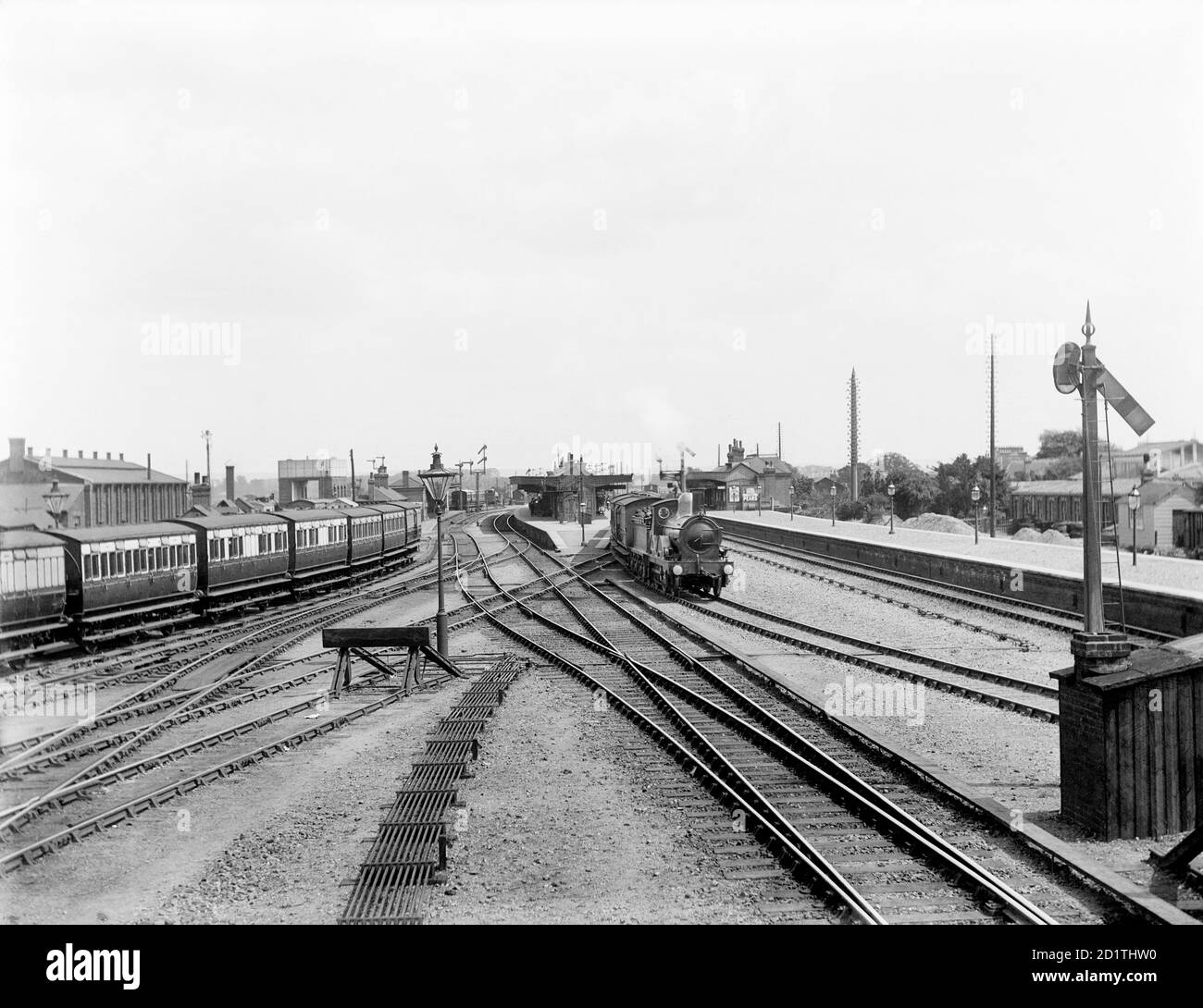 DIDCOT, Oxfordshire. Guardando da est una scatola di segnalazione verso la stazione di giunzione, con un motore in avvicinamento e una linea di carrozze a destra. La diramazione per Oxford e l'erezione della stazione coperta di Isambard Kingdom Brunel fu completata nel 1844. Fotografato nel 1904 da Henry Taunt. Foto Stock