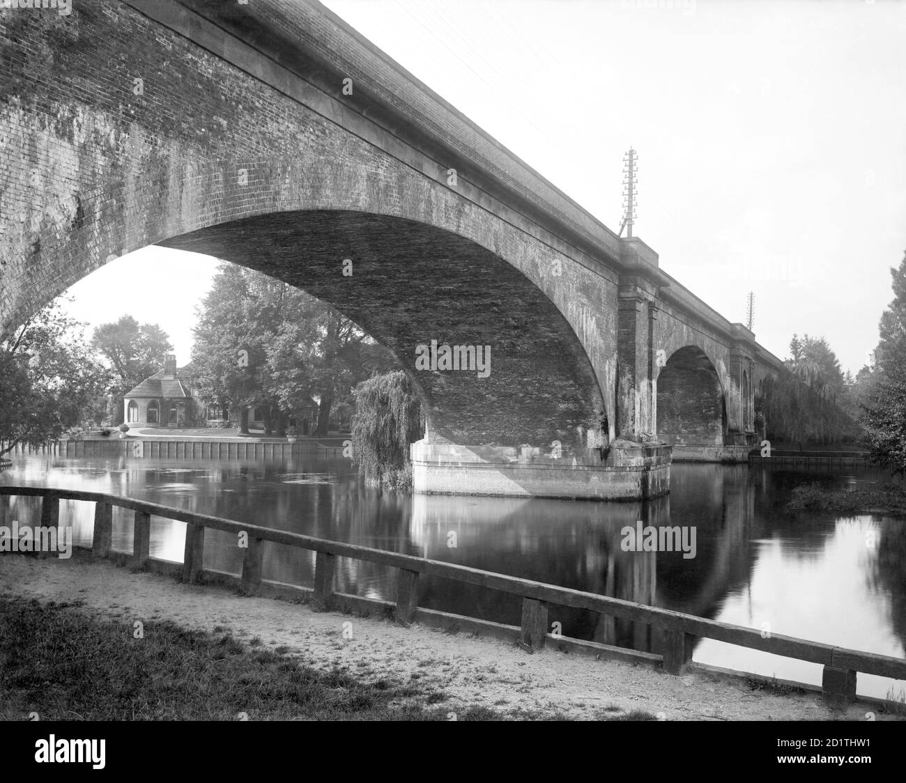 MAIDENHEAD, Berkshire. Una vista degli graziosi archi del famoso ponte di Brunel mentre attraversano il Tamigi, visto qui dalla riva del fiume Berkshire. Il ponte fu costruito nel 1838 per trasportare la Great Western Railway attraverso il fiume e il sentiero di rimorchio. Fotografato nel 1880 da Henry Taunt. Foto Stock