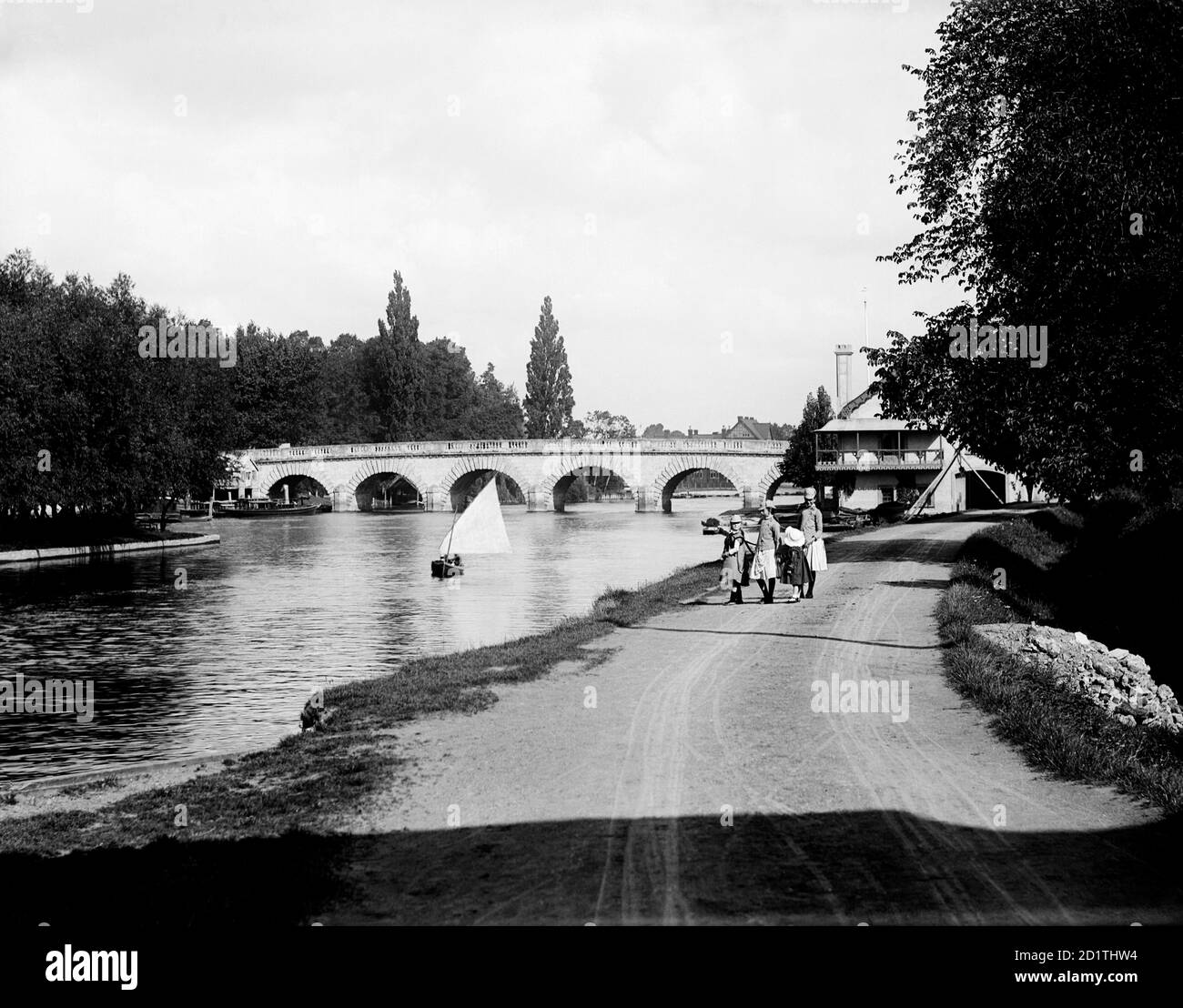 MAIDENHEAD BRIDGE, Maidenhead, Berkshire. L'aspetto nord del ponte visto dalla riva del Buckinghamshire, con una piccola parte di ragazze che camminano lungo il sentiero lungo il fiume. Il grazioso ponte è costruito in pietra di Portland e fu costruito nel 1770, aprendosi per il traffico nel 1777. Fotografato nel 1885 da Henry Taunt. Foto Stock