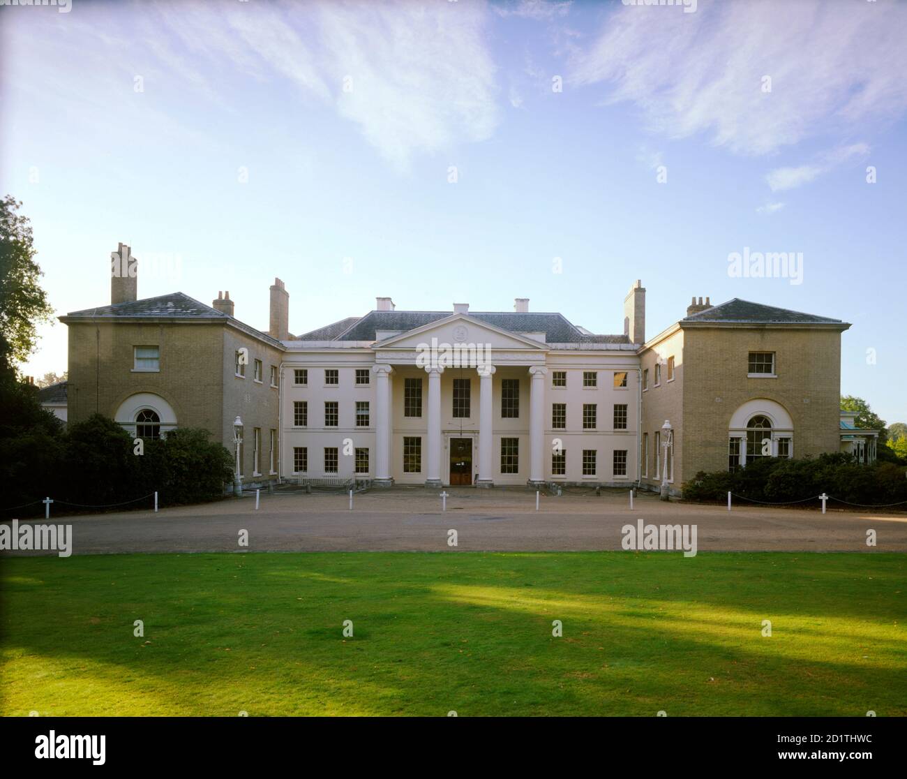 KENWOOD HOUSE, Hampstead, Londra. Vista esterna. Il fronte nord di Kenwood con portico e ali. Si tratta dell'entrata principale della Kenwood House. Foto Stock KENWOOD HOUSE, Hampstead, Londra. Vista esterna. Il fronte nord di Kenwood con portico e ali. Si tratta dell'entrata principale della Kenwood House. Foto Stock