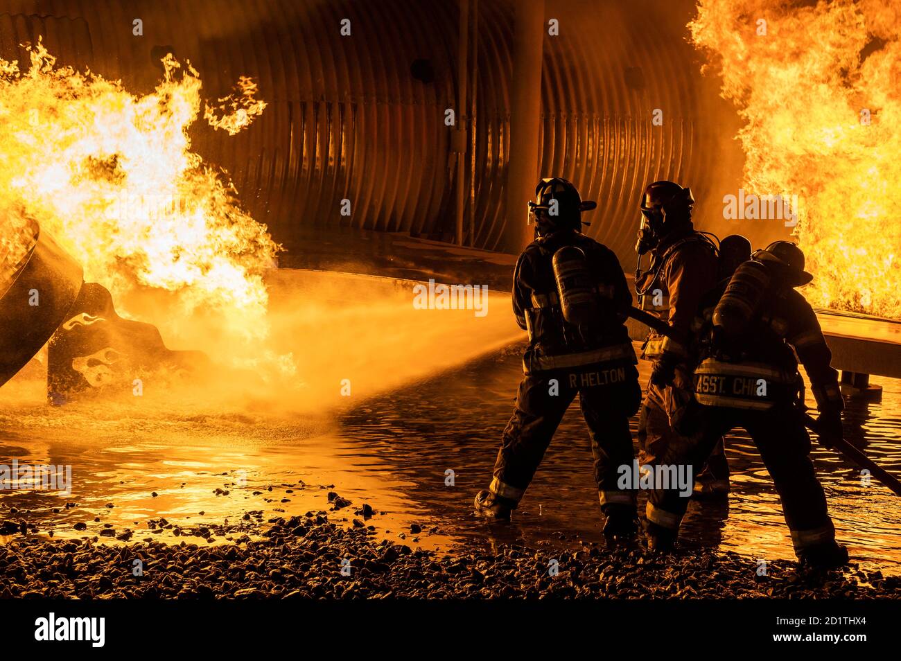 I vigili del fuoco della 436° Squadron dell'ingegnere civile e della Magnolia Volonteer Company Station 55, di Delaware, spruzzano un addestratore di aerei-fuoco durante un esercizio di fuoco-vivo alla notte 28 settembre 2020, sulla dover Air Force base, Delaware. Le sessioni di formazione vengono utilizzate per garantire competenze e soddisfare altri requisiti annuali di formazione per i vigili del fuoco. (STATI UNITI Air Force foto di Senior Airman Christopher Quail) Foto Stock