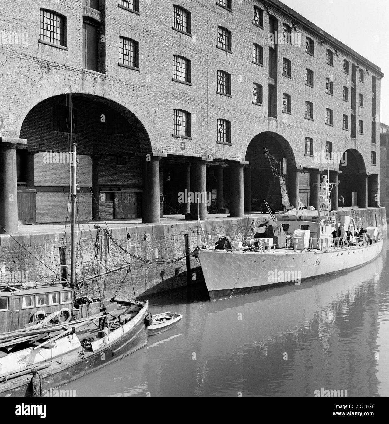ALBERT DOCK, Liverpool, Merseyside. Una vista di piccole imbarcazioni in Albert Dock. Il molo fu aperto nel 1846 e prosperò fino all'invenzione di navi a vapore che erano troppo grandi per i moli; a differenza delle navi a vela precedenti. Fotografato da Eric de Mare nel 1958. Foto Stock ALBERT DOCK, Liverpool, Merseyside. Una vista di piccole imbarcazioni in Albert Dock. Il molo fu aperto nel 1846 e prosperò fino all'invenzione di navi a vapore che erano troppo grandi per i moli; a differenza delle navi a vela precedenti. Fotografato da Eric de Mare nel 1958. Foto Stock