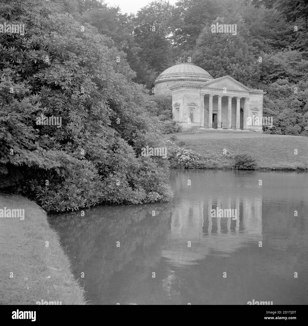 PANTHEON, STOURHEAD PARK, Stourton, Wiltshire. I giardini di Stourhead furono curati da Henry Hoare II nel 1741-1780, e includevano la creazione di un grande lago. Il Pantheon, progettato da Henry Flitcroft intorno al 1753, fu una delle numerose strutture di giardini progettate come oculatori. Fotografato da Eric de Mare tra il 1945 e il 1980. Foto Stock